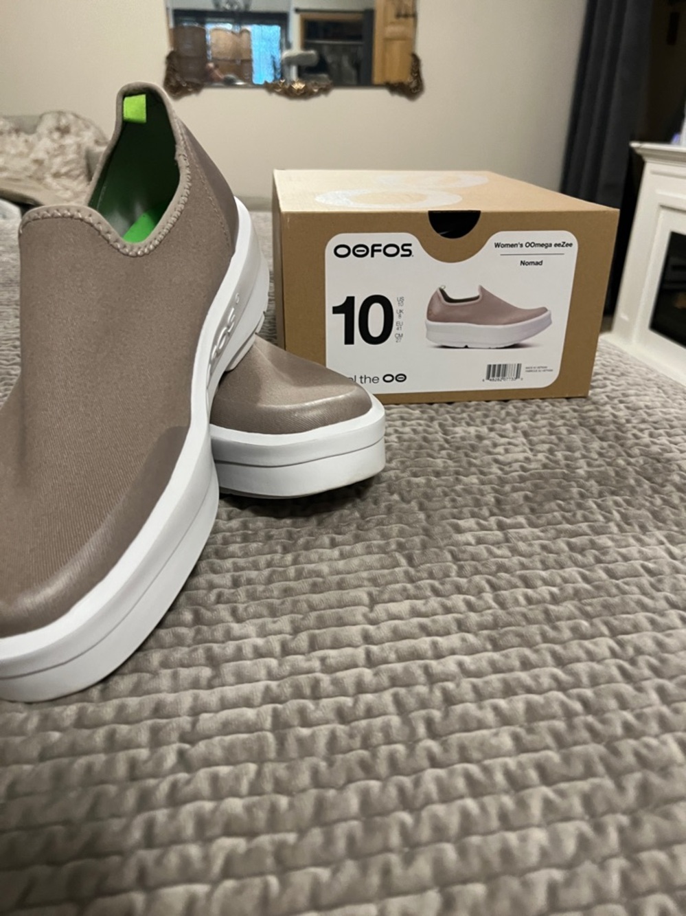NWT - OOFOS Women's OOmgaa eeZee Slip-On in Taupe sz 10 WOMENS